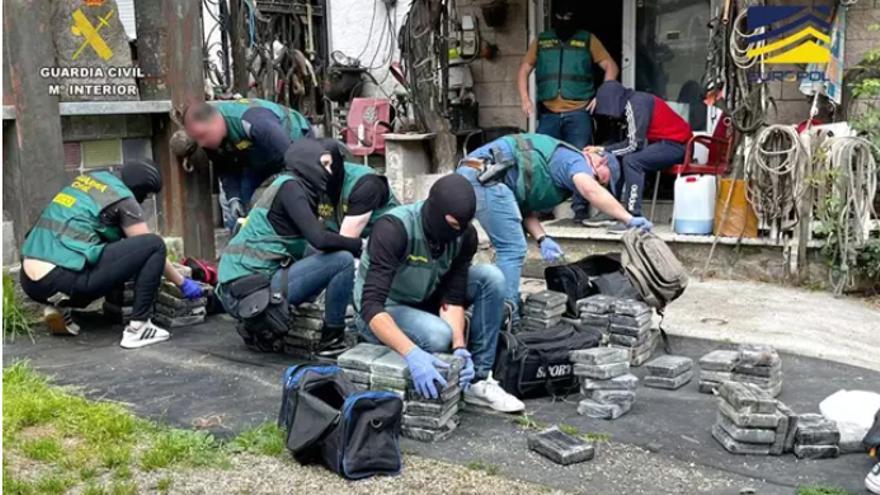 Agentes de la Guardia Civil con la droga incautada en una granja de Pontevedra.