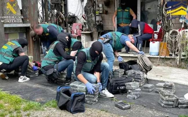 Agentes de la Guardia Civil con la droga incautada en una granja de Pontevedra.