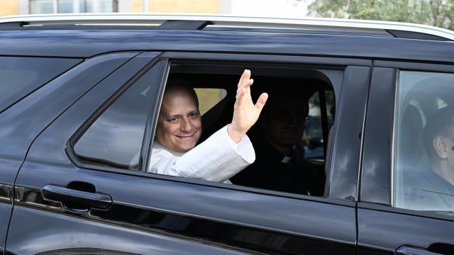 El papa León XIV abandona el Hospital Universitario Agostino Gemelli tras recibir el alta médica, después de una intervención quirúrgica para extirpar un nódulo pulmonar canceroso (adenocarcinoma).
