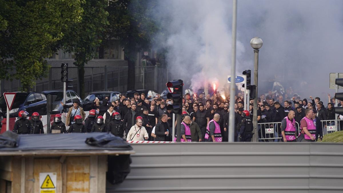 Ultras del Anderlecht, llegando al estadio de Anoeta. / RUBEN PLAZA