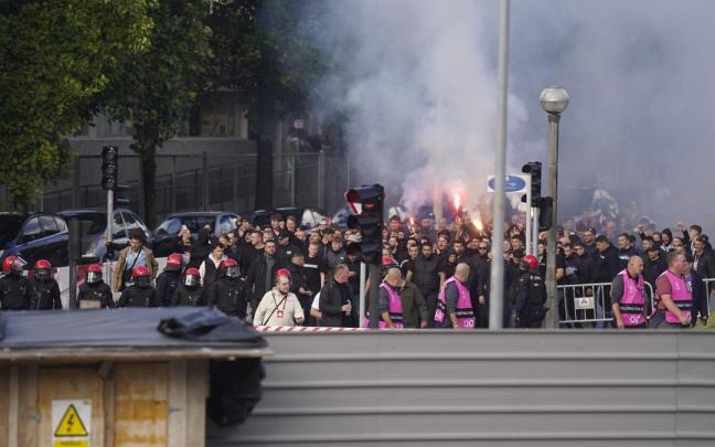 Ultras del Anderlecht, llegando al estadio de Anoeta. / RUBEN PLAZA