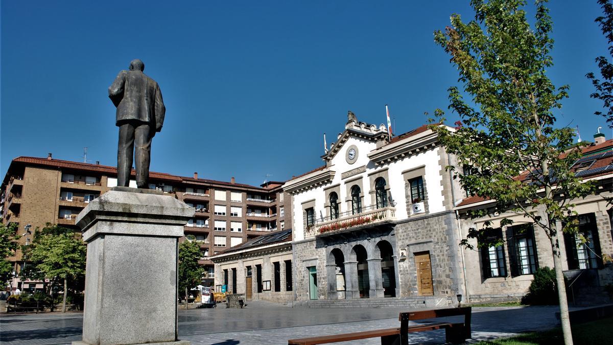 Fachada principal del Ayuntamiento de Amurrio en la Plaza Juan Urrutia