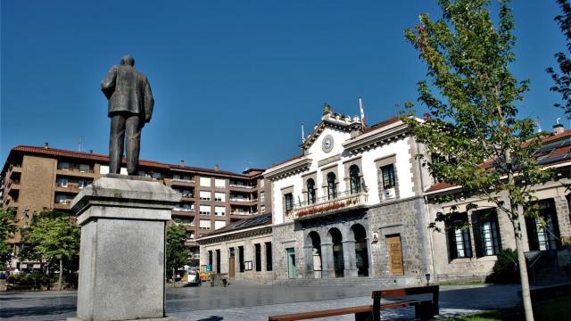 Fachada principal del Ayuntamiento de Amurrio en la Plaza Juan Urrutia