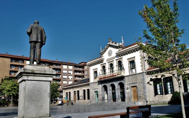 Fachada principal del Ayuntamiento de Amurrio en la Plaza Juan Urrutia
