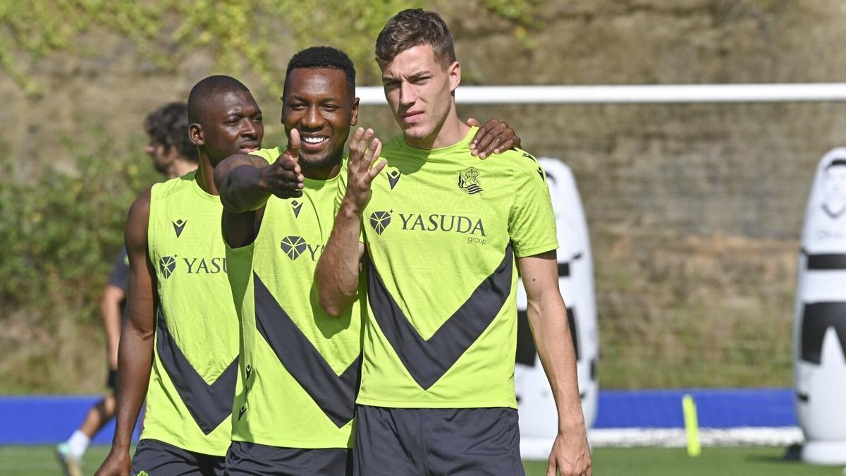 Becker, junto a Sucic durante un entrenamiento esta temporada en Zubieta. / PEDRO MARTÍNEZ