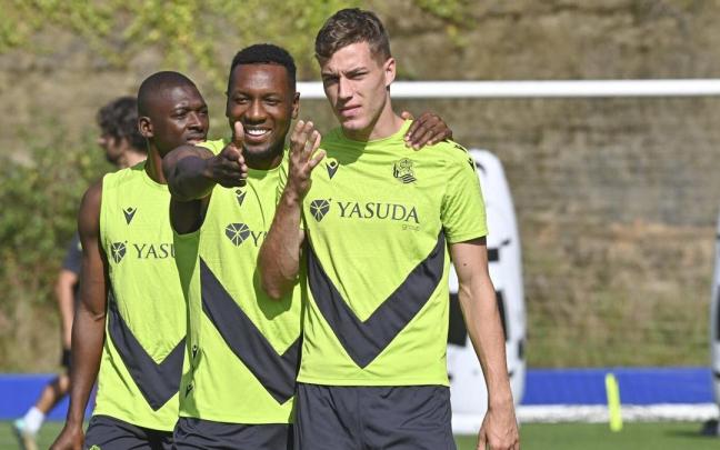 Becker, junto a Sucic durante un entrenamiento esta temporada en Zubieta. / PEDRO MARTÍNEZ