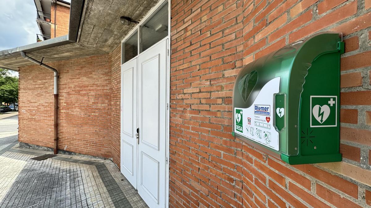 Uno de los dos nuevos desfibriladores instalados en Lazkao
