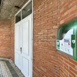 Uno de los dos nuevos desfibriladores instalados en Lazkao