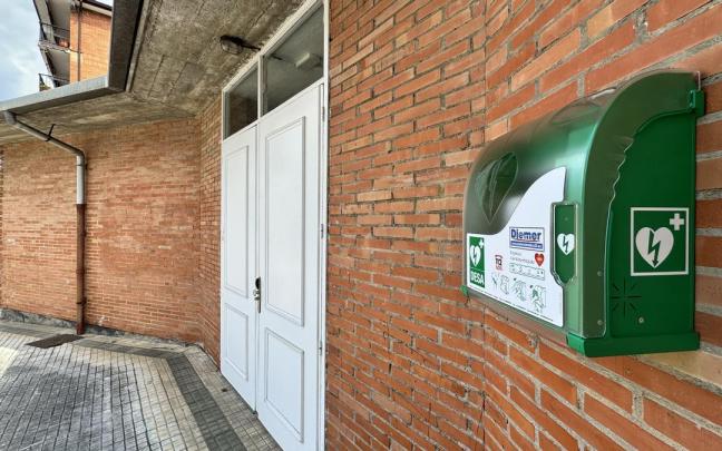 Uno de los dos nuevos desfibriladores instalados en Lazkao