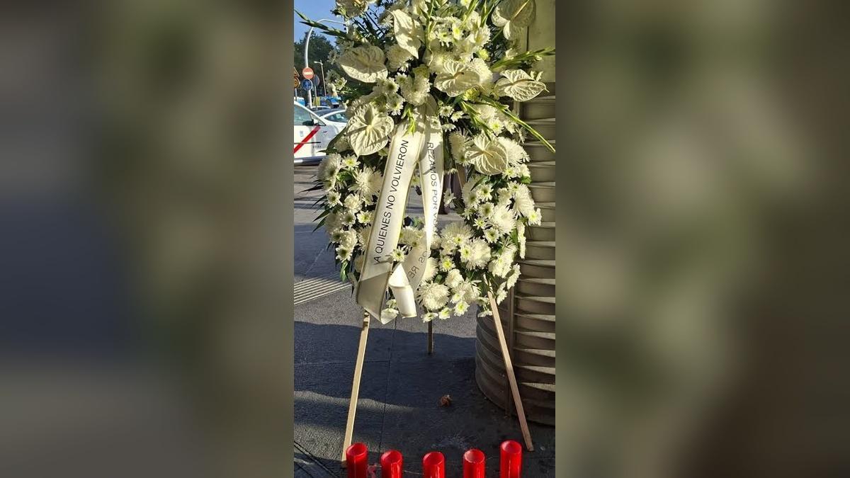 Una corona de flores con el mensaje "A quienes no volvieron", en recuerdo de las víctimas del accidente ferroviario.