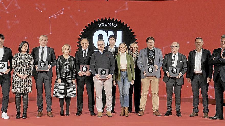 Unai Rementeria, Aianara Basurko y la alcaldesa de Barakaldo, Amaia del Campo, con las empresas premiadas en Bizkaia Enpresa.