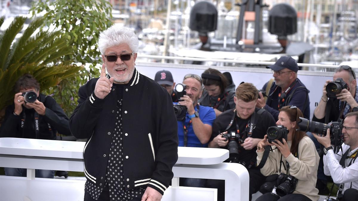 Pedro Almodóvar posa en la presentación de la película ‘Extraña forma de vida’ en el Teatro Debussy durante el Festival de Cine de Cannes, 2023.