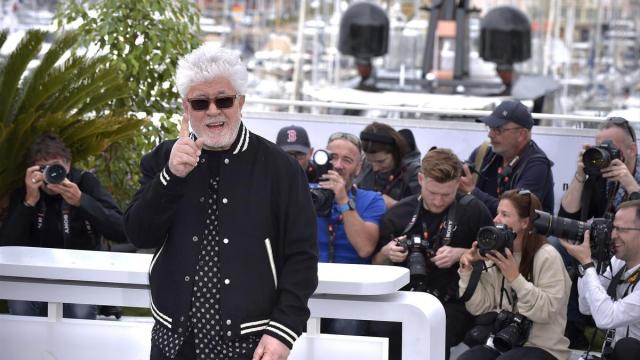 Pedro Almodóvar posa en la presentación de la película ‘Extraña forma de vida’ en el Teatro Debussy durante el Festival de Cine de Cannes, 2023.