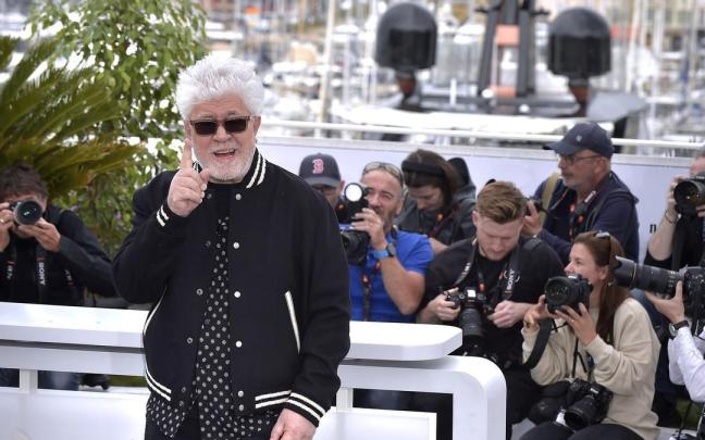 Pedro Almodóvar posa en la presentación de la película ‘Extraña forma de vida’ en el Teatro Debussy durante el Festival de Cine de Cannes, 2023.