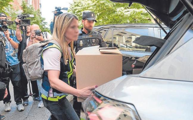 La UDEF registra la oficina del expresidente tras darse a conocer la decisión del juez Calama.
