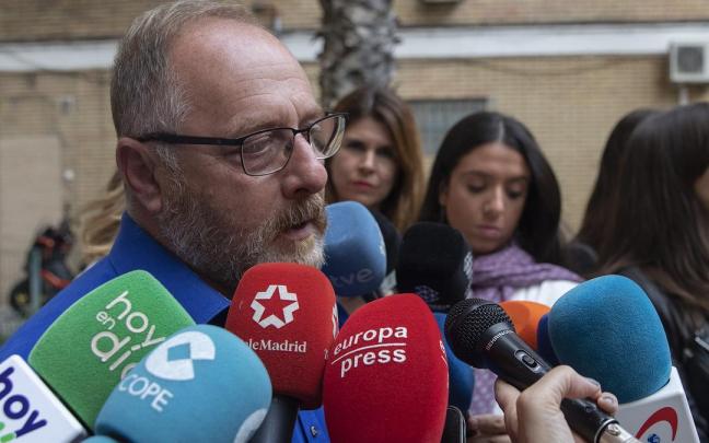 Antonio del Castillo atendiendo a los medios de comunicación / María José López Antonio del Castillo atendiendo a los medios de comunicación