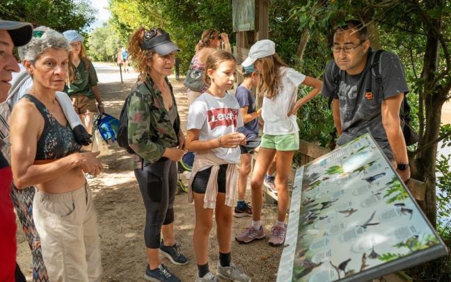 Visitantes identificando aves en el Anillo Verde Azul de Zarautz.
