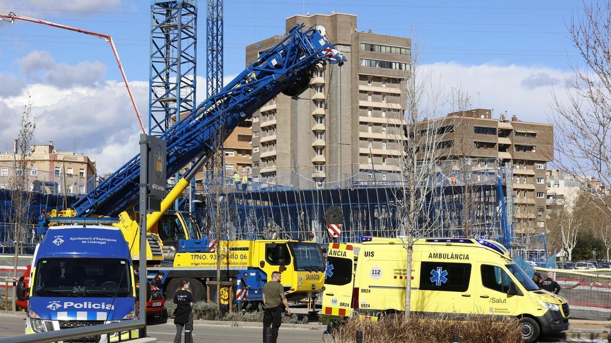 Efectivos de la policía y ambulancias en el lugar del accidente.