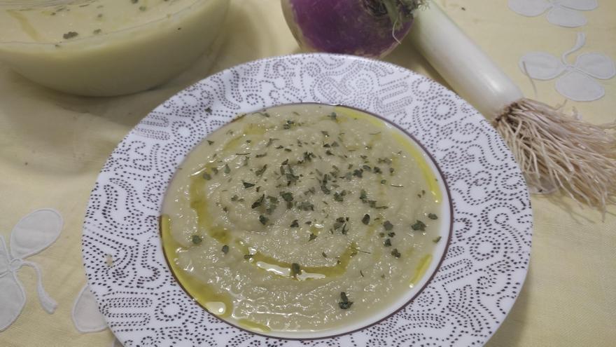 Un plato de crema de nabo y puerro.