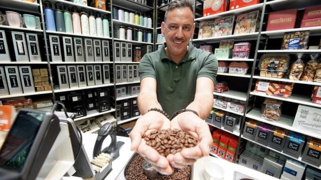 Gorka Etxenike, director comercial de La Casa del Café, que ha cumplido un siglo de andadura.