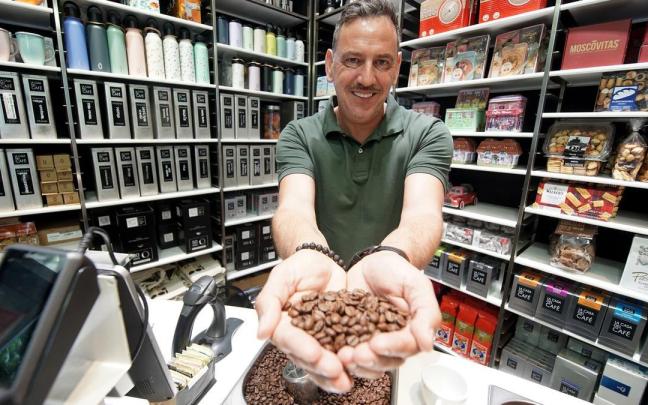 Gorka Etxenike, director comercial de La Casa del Café, que ha cumplido un siglo de andadura.