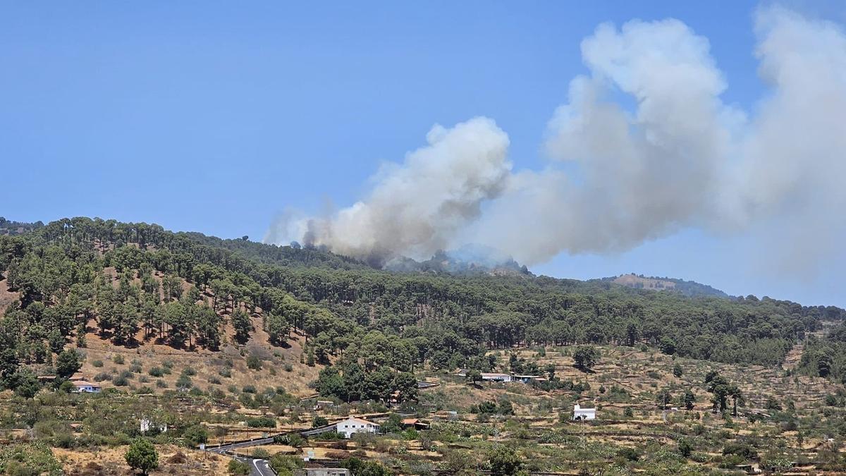 Medios aéreos trabajan en la extinción de dos conato de incendio declarados en la isla de El Hierro