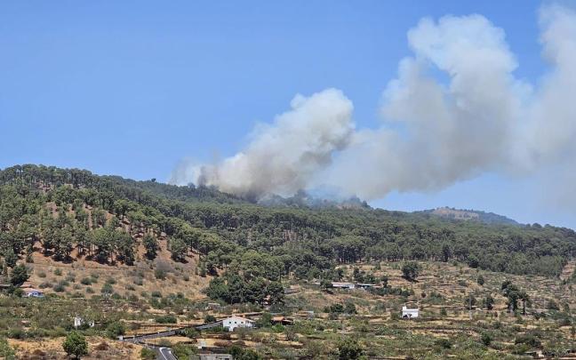 Medios aéreos trabajan en la extinción de dos conato de incendio declarados en la isla de El Hierro