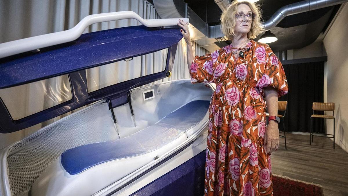 Fiona Stewart, copresidenta de The Last Resort, junto a la cápsula.