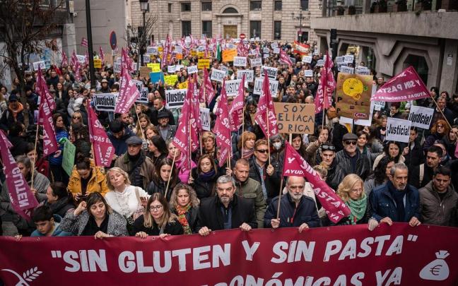 Manifestación de celiacos frente al Ministerio de Sanidad, este domingo. Manifestación de celiacos frente al Ministerio de Sanidad, este domingo.