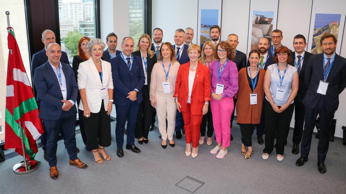 La consejera de Desarrollo Económico, Arantxa Tapia, en la reunión con las empresas en Varsovia.