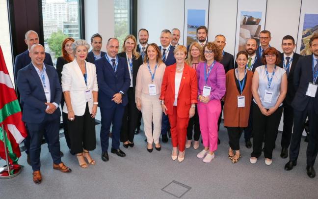 La consejera de Desarrollo Económico, Arantxa Tapia, en la reunión con las empresas en Varsovia.