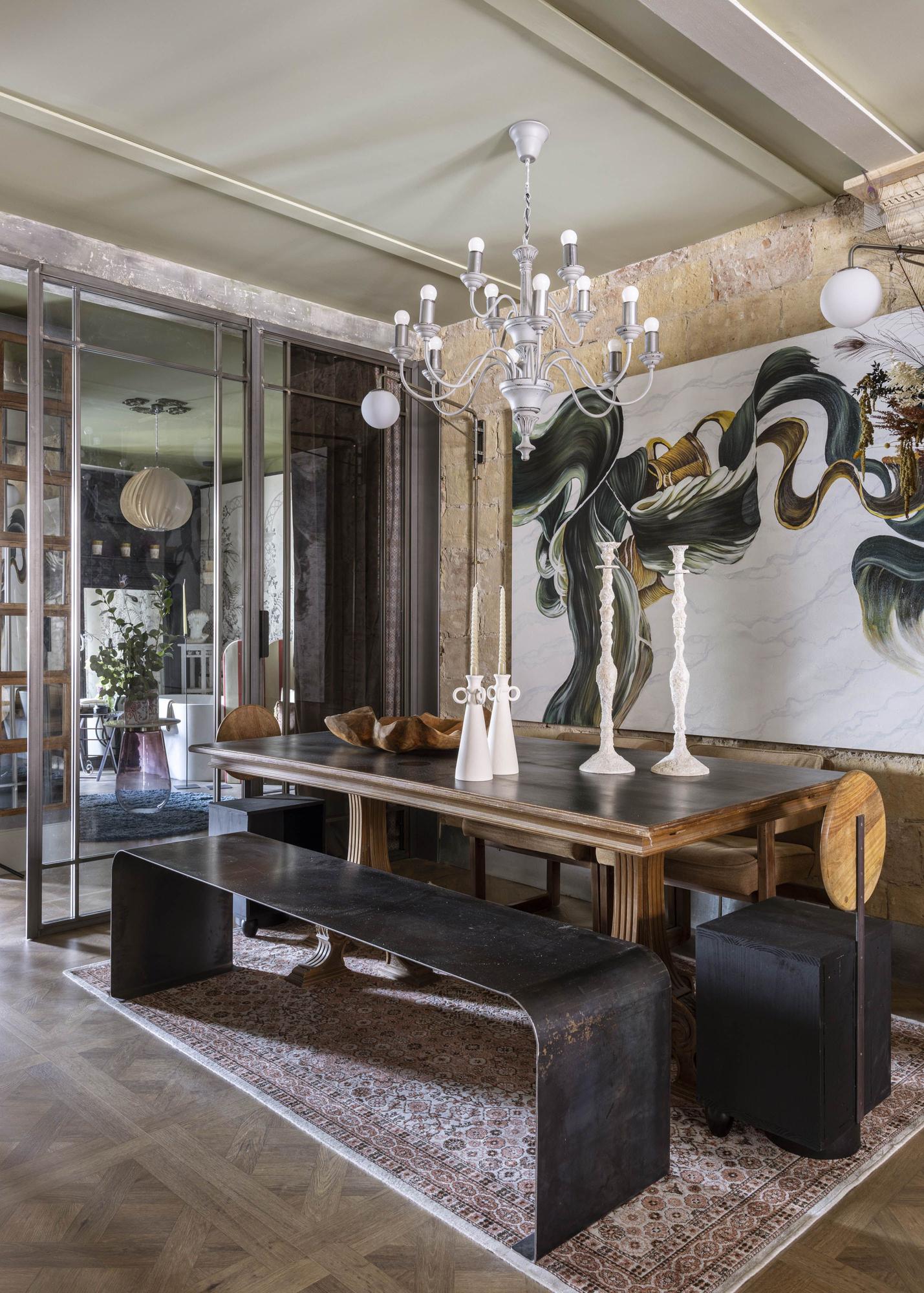 El comedor, junto a una cristalera que delimita ambientes.