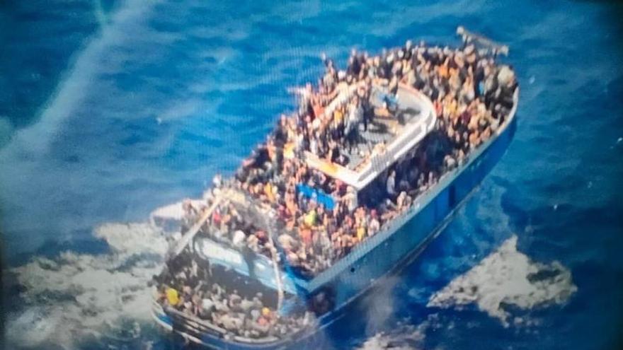 Los migrantes y refugiados, hacinados en el barco poco antes del naufragio.