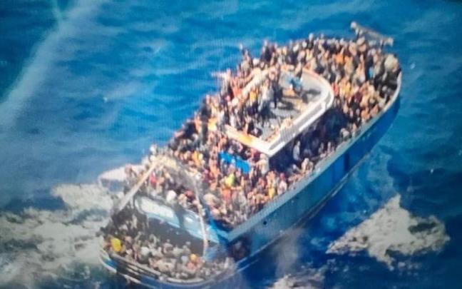 Los migrantes y refugiados, hacinados en el barco poco antes del naufragio.