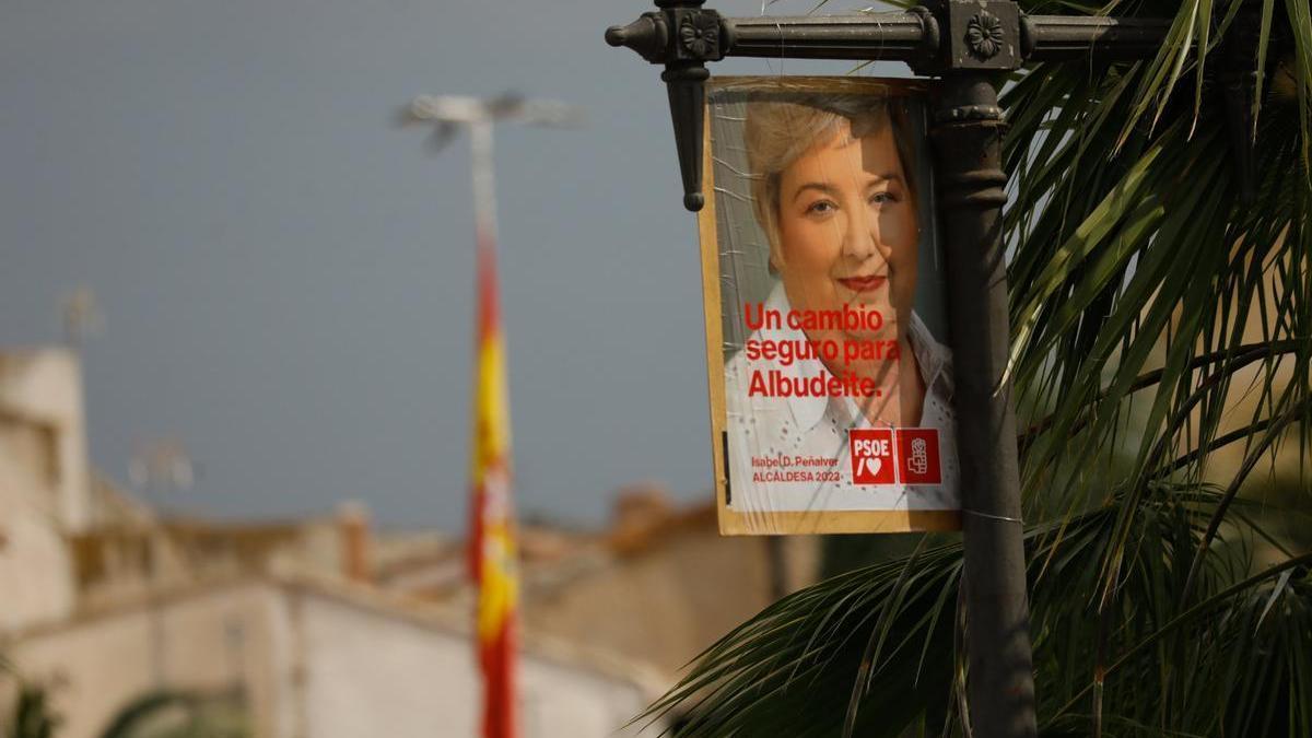 Un cartel de la candidata a la Alcaldía de Albudeite investigada, Isabel de los Dolores Peñalver.