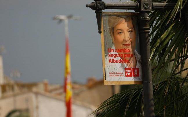 Un cartel de la candidata a la Alcaldía de Albudeite investigada, Isabel de los Dolores Peñalver.