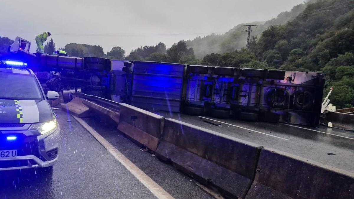 Vista del camión articulado que ha quedado cruzado en la A-15. Foto: Diario de Noticias