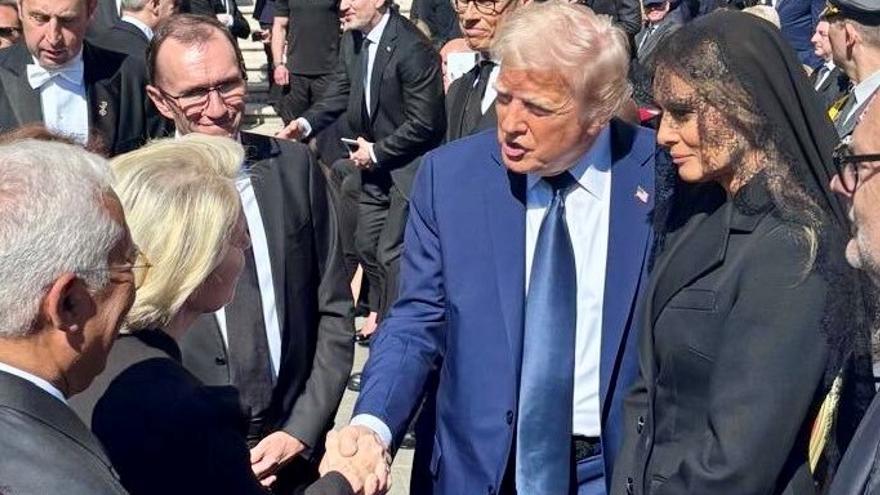 Ursula von der Leyen estrecha la mano del presidente estadounidense Donald Trump