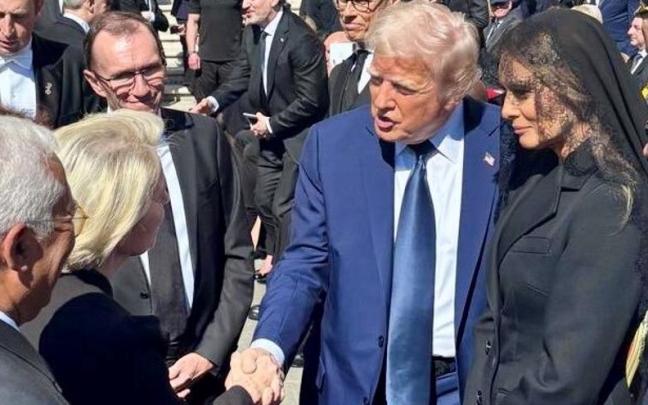 Ursula von der Leyen estrecha la mano del presidente estadounidense Donald Trump / X Ursula von der Leyen estrecha la mano del presidente estadounidense Donald Trump