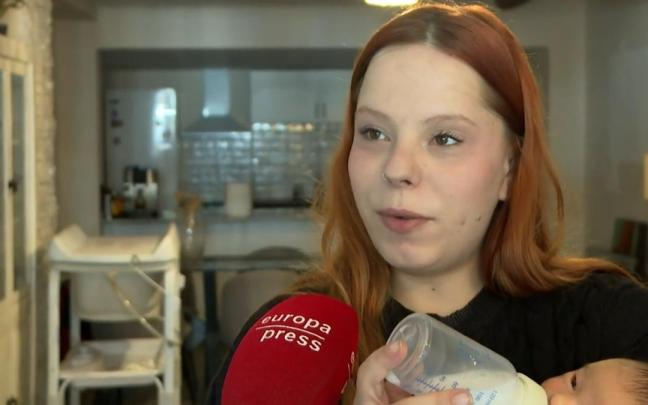 Olivia Mínguez, alimentando a su bebé.