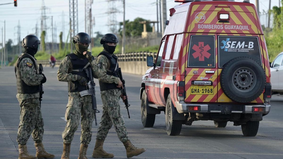 Agentes armados ante la prisión de Guayaquil