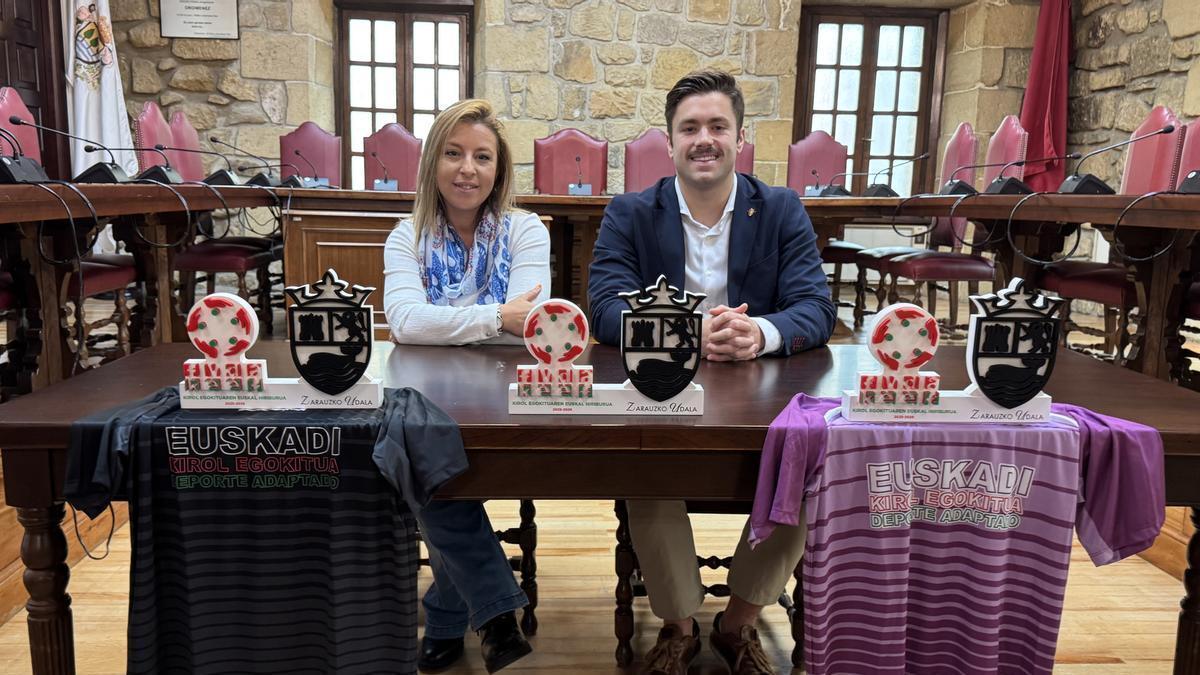 Vanesa Lucio, presidenta de la Federación Vasca de Deporte Adaptado, e Inaxio Illarramendi, concejal de Deportes.