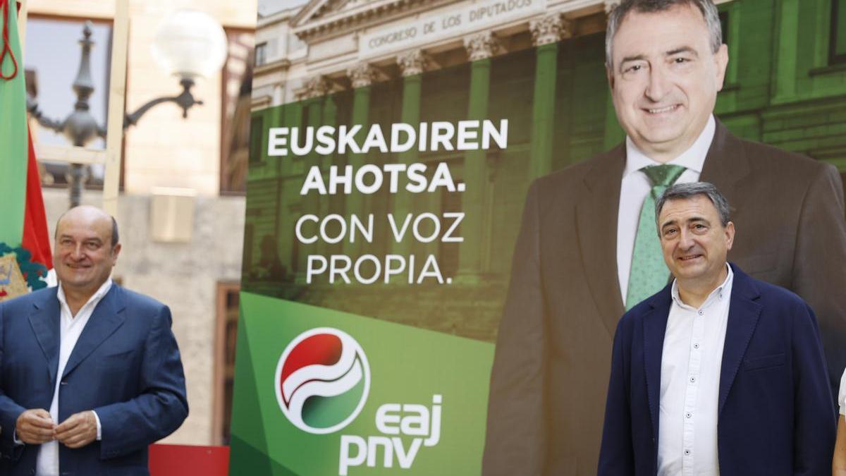 Andoni Ortuzar ha presentado, arropado por los candidatos de su partido al Congreso y al Senado, el lema del PNV para los próximos comicios: "Euskadiren ahotsa. Con voz propia". LUIS TEJIDO