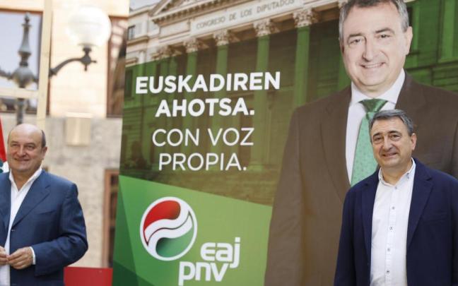 Andoni Ortuzar ha presentado, arropado por los candidatos de su partido al Congreso y al Senado, el lema del PNV para los próximos comicios: "Euskadiren ahotsa. Con voz propia". LUIS TEJIDO