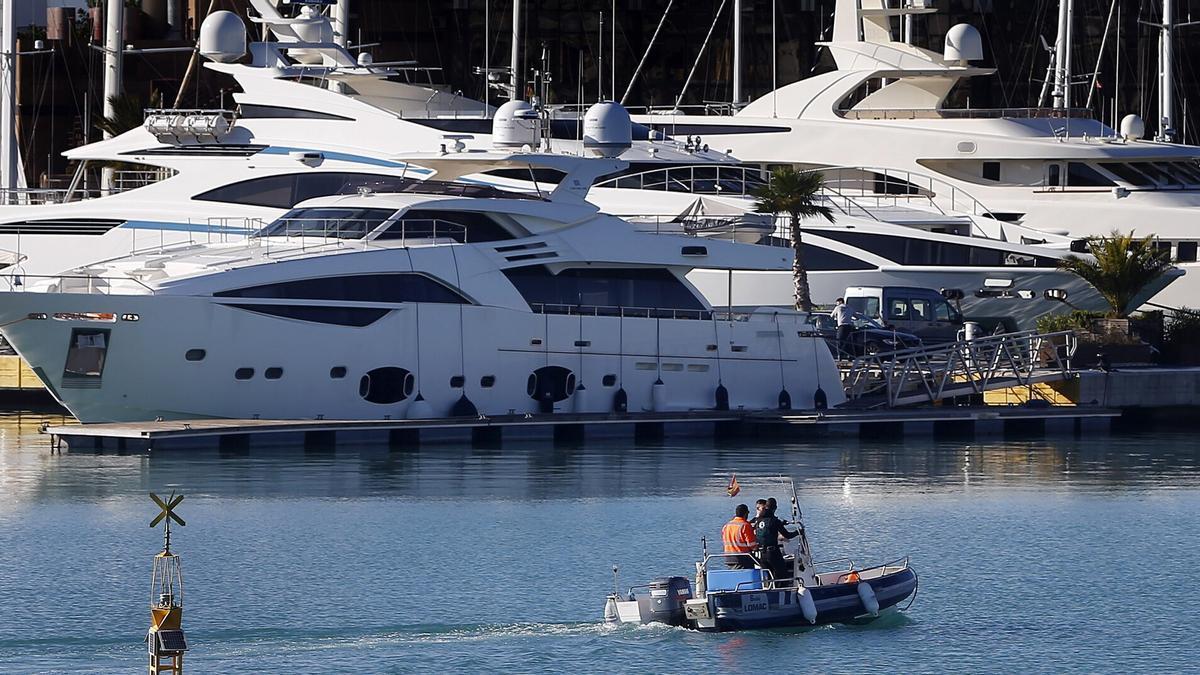 Varios yates de lujo.