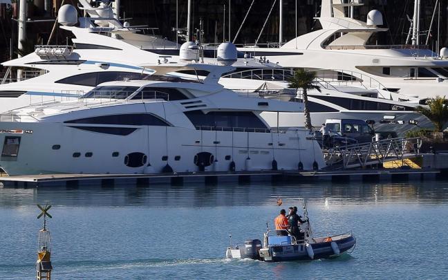 Varios yates de lujo.