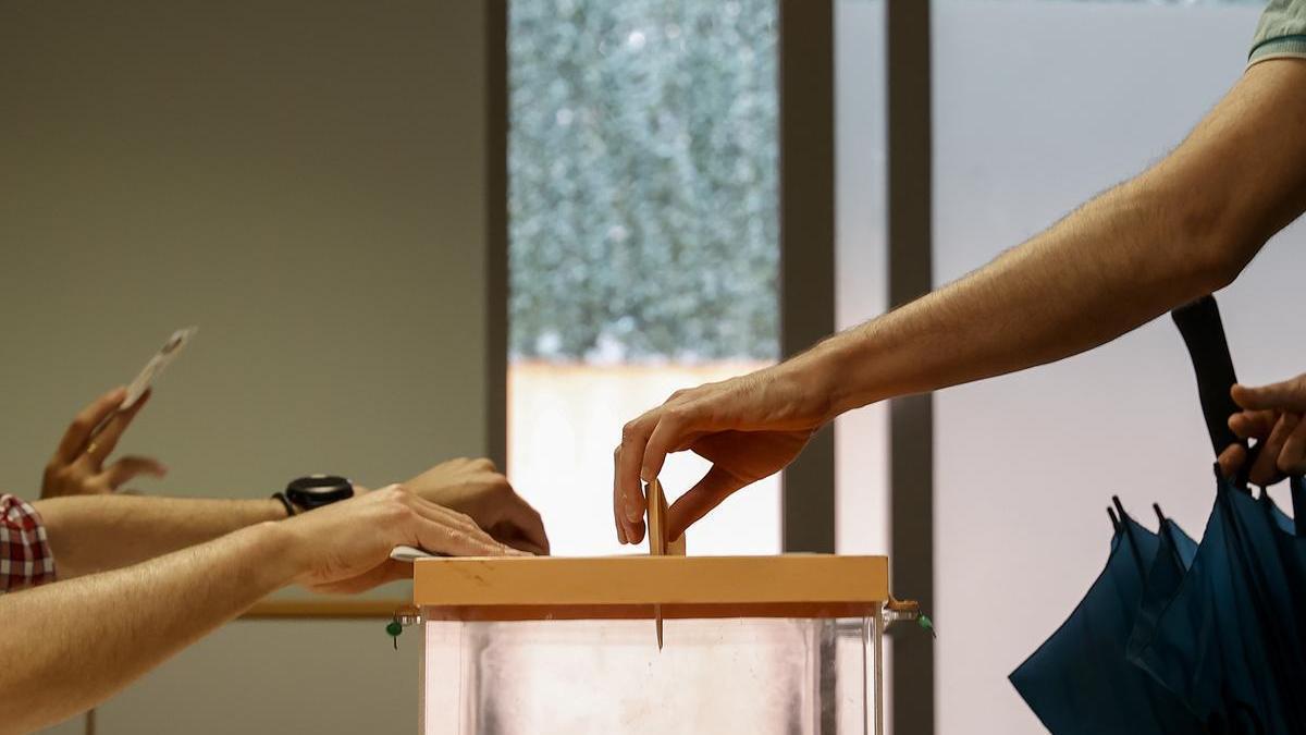 Un hombre vota en las pasadas elecciones municipales.