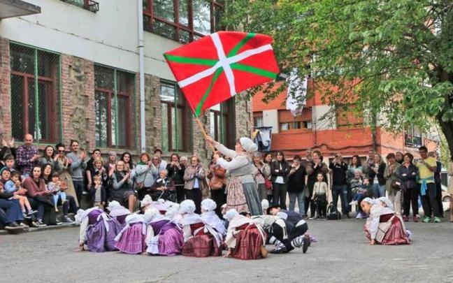 Dantzas en las fiestas de Gardea en Laudio.