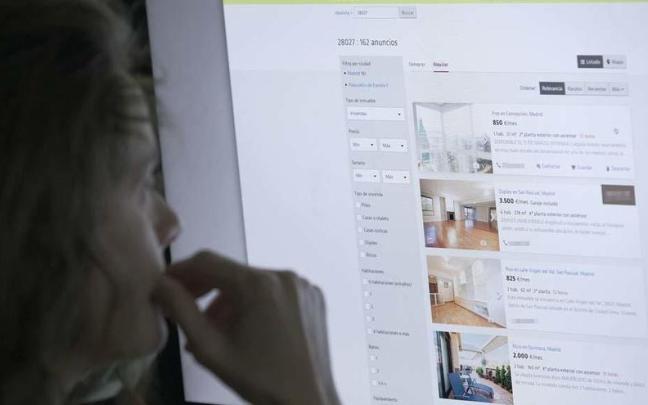 Una usuaria de Idealista buscando vivienda en Internet.
