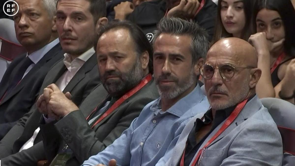 Jorge Vilda (2d) y Luis de la Fuente (d) escuchan la intervención de Luis Rubiales en la Asamblea de la RFEF.